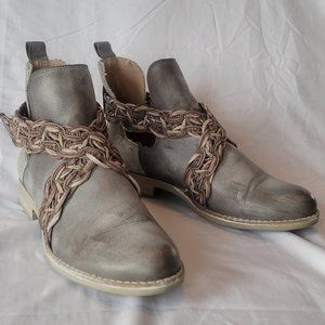 Unity in Diversity Ankle Boots, grey, straps, size 6.5
